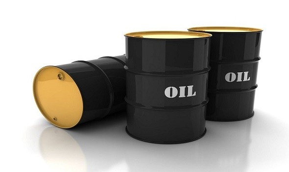 النفط يتخلى عن مكاسبه وينهي الأسبوع على تراجع بنحو 5