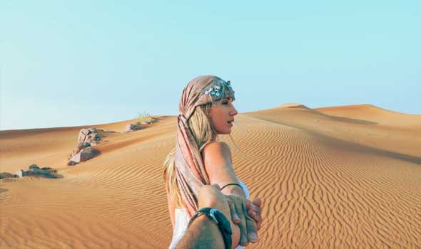 سياحة الصحراء تجذب الكثير من محبي المغامرات لخوض تجارب فريدة والاندماج مع الطبيعة