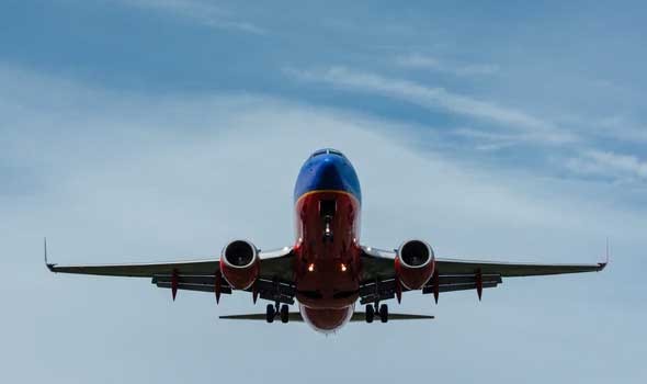 شركة طيران أميركية تأمر الركاب بوضع أيديهم على رؤوسهم لمدة ساعة بسبب «تهديد أمني»