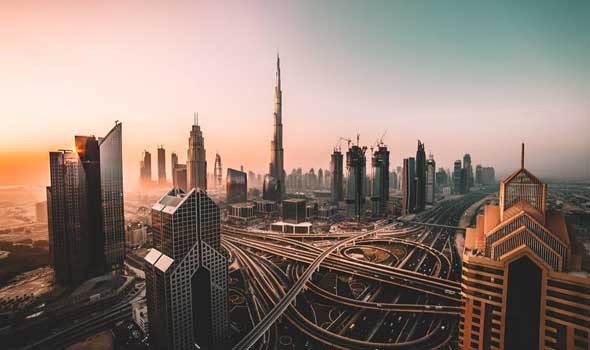  العرب اليوم - برج خليفة في دبي يتزيّن باللون الأخضر احتفاء باليوم الوطني السعودي