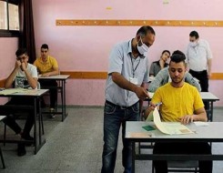  العرب اليوم - نازحون سوريون يتعلمون في إدلب و يكتبون على الخيام بدلاً من الألواح