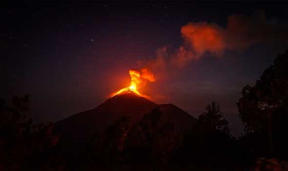 علماء يؤكدون أن أعلى بركان في كامتشاتكا يطلق القنابل