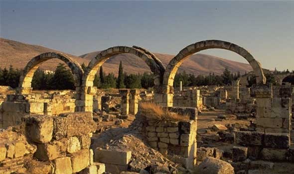  العرب اليوم - علماء الآثار يكتشفون مقبرة بها رفات 32 شخصًا مدفون في جرار خزفية يعود تاريخها إلى أواخر القرن الرابع