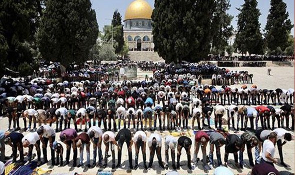  العرب اليوم - 100 ألف مصلٍ يؤدون صلاة العيد فى "الأقصى" رغم قيود الاحتلال الإسرائيلى