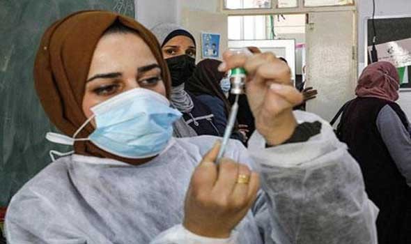  العرب اليوم - اكتظاظ وفوضى وغياب للتنظيم وعدم التزام التباعد في مراكز التطعيم في تونس