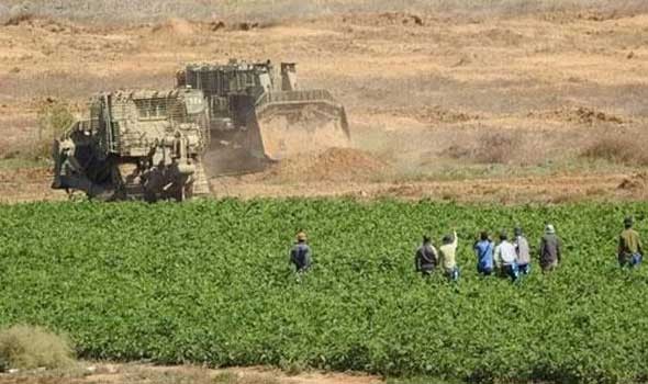  العرب اليوم - مزارعون إسرائيليون يخترقون الجدار الحدودي مع لبنان