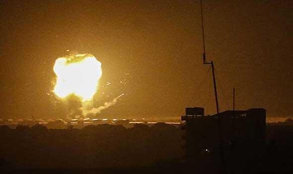  العرب اليوم - الطيران الإسرائيلي يقصف موقعين شرق دير البلح وسط قطاع غزة
