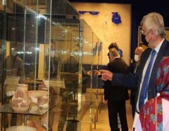  العرب اليوم - 8 قطع زجاجية هشمها إنفجار مرفأ بيروت تسافر إلى لندن ضمن إتفاقية مع المتحف البريطاني لترميمها
