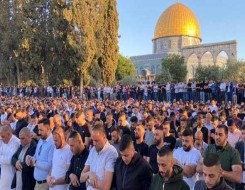 العرب اليوم - آلاف الفلسطينيين يٌؤدون صلاة الجمعة في المسجد الأقصى