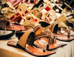  العرب اليوم - طرق ارتداء الأحذية المسطحة