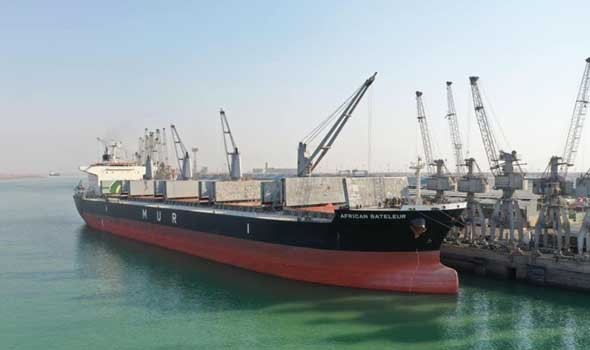 قطر سفينةَ  ساراتوفْ  منْ ميناءٍ بيرديانسكْ جنوبَ أوكرانيا