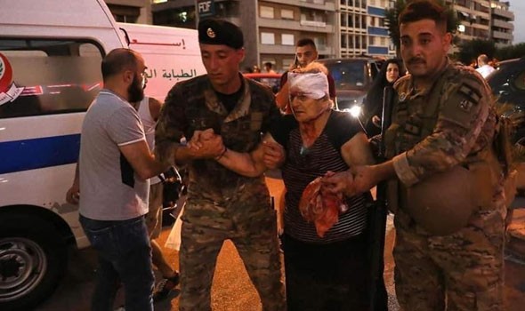 وقفة احتجاجية لأهالي ضحايا انفجار مرفأ بيروت وعويدات يؤكد أنه ليس مع استدعاء دياب للتحقيق