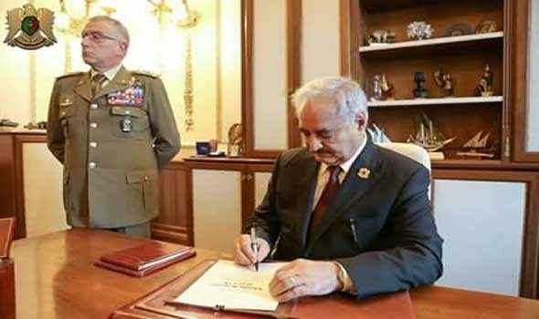 خليفة حفتر يبتعد عن قيادة الجيش الليبي من أجل تمهيد طريقه للترشح للانتخابات الرئاسية