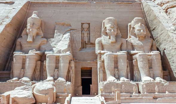  العرب اليوم - مصر تَحتَفل بظاهرة تعامد الشمس على وجه الملك رمسيس الثاني في معبد أبو سمبل