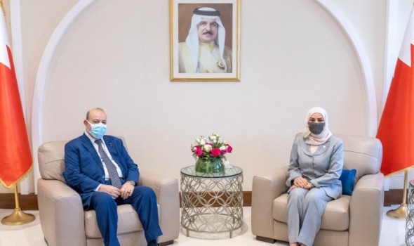  العرب اليوم - رئيسة مجلس النواب البحريني فوزية بنت عبدالله زينل أثناء استقبالها لسفير فلسطين في المنامة