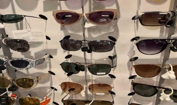  العرب اليوم - موضة النظارات الشمسية الملونة تعود بقوة هذا الصيف
