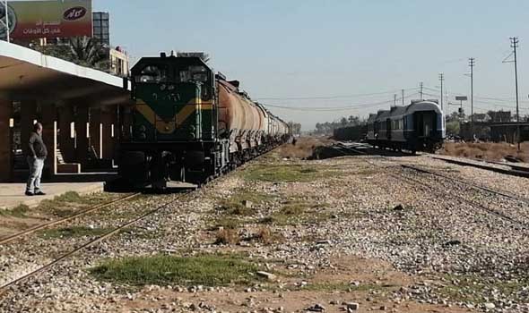  العرب اليوم - قطار نقل وقود يصدم سيارة أثناء عبورها السكة الحديدية في مصر