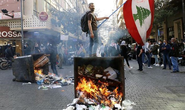  العرب اليوم - عودة الاحتجاجات وقطع الطرقات في لبنان احتجاجا على تردي الأوضاع المعيشية