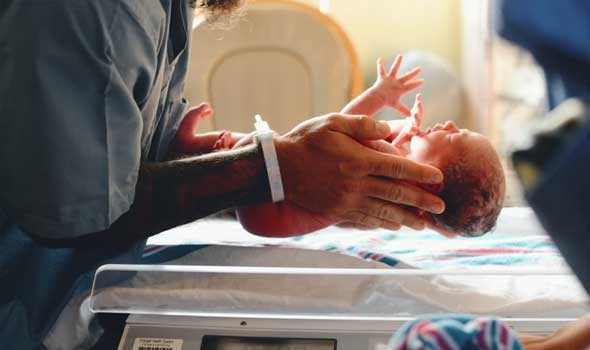  العرب اليوم - طريقة عناق حديثي الولادة تؤثر على صحتهم