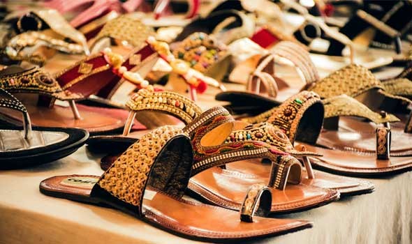  العرب اليوم - مجموعة أحذية بموديلات مميّزة وألوان منعشة تماشياً مع موضة صيف 2021