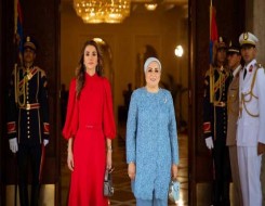  العرب اليوم - أفكار لإطلالة أنيقة باللون الأحمر الناري على طريقة الأميرات