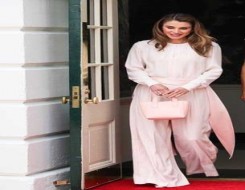  العرب اليوم - إطلالات مُميّزة للملكة رانيا جعلتها تتربع على عرش الموضة