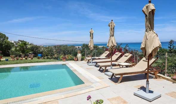 أشهر فنادق شهر العسل المُطلة على شاطئ البحر في ميكونوس اليونانية