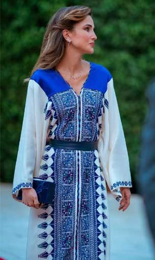  العرب اليوم - الملكة رانيا سفيرة الأزياء التراثية الأردنية إلى العالم
