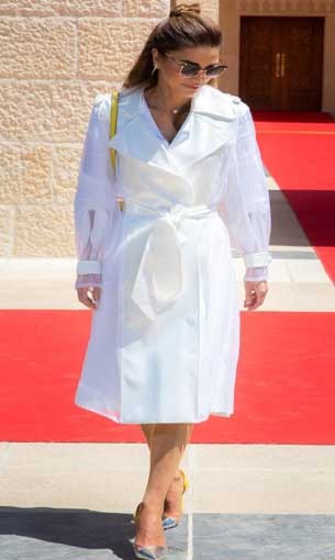  العرب اليوم - الملكة رانيا بإطلالات ملكية ناعمة باللون الأبيض