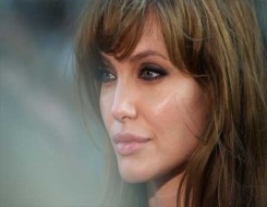  العرب اليوم - أنجلينا جولي تزور لفيف وتغادر بعد سماع صفارات الإنذار