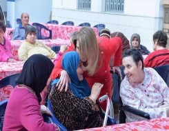  العرب اليوم - عجوز بريطانية تحتفل بعيد ميلادها الـ107 بعد تعافيها من كورونا