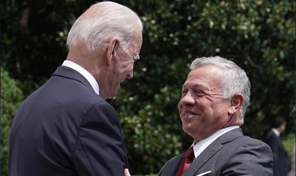 الملك عبد الله وبايدن يؤكدان التزامهما بمواصلة العمل لتحقيق السلام