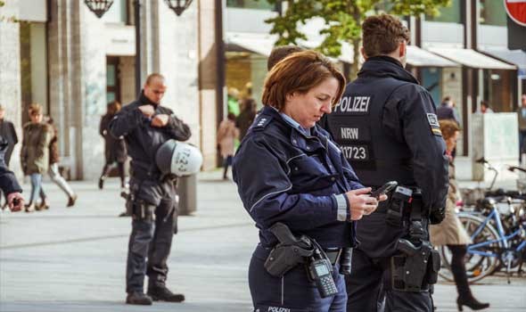  العرب اليوم - الشرطة الألمانية تعثر على مليون يورو داخل كرتونة مخبأة