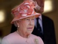  العرب اليوم - رصد الملكة إليزابيث وهي تضع أحمر شفاه في معرض وندسور للخيول