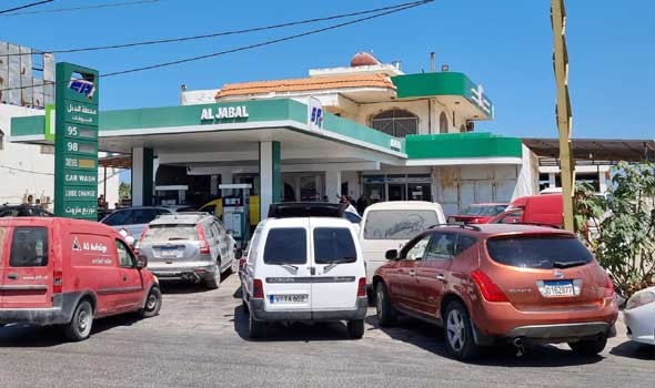 سائقو التاكسي في لبنان يعبرون عن غضبهم بإغلاق الطرقات بعد ارتفاع أسعار البنزين