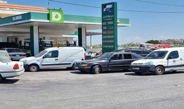 طوابير طويلة أمام محطات الوقود  ورفع جديد لسعر البنزين في لبنان