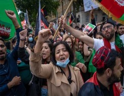  العرب اليوم - تعرض سيدات وصحفيين للضرب على أيدي طالبان في مظاهرة نسائية