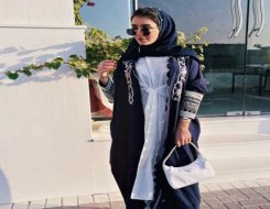  العرب اليوم - موديلات عبايات باللون الكحلي للمحجبات مستوحاة من مدونات الموضة