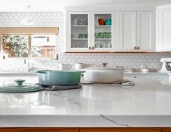  العرب اليوم - لمسات إضافية لجعل المطبخ الأبيض العصري أكثر جمالاً