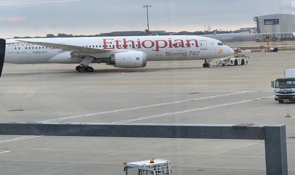 طائرة ركاب إثيوبية تتجاوز مدرج الهبوط بسبب نوم قائديها
