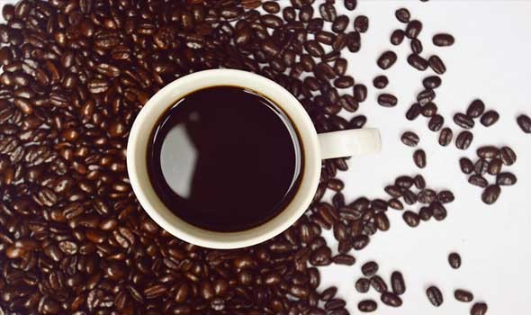 العلاقة بين القهوة والشاي وصحة شبكية العين