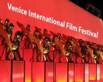  العرب اليوم - فنانون يرفعون أعلام فلسطين ويدعمون غزة على السجادة الحمراء لمهرجان فينيسيا السينمائي في دروته الـ 82