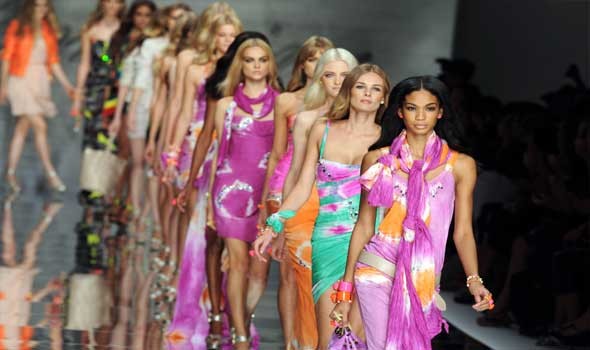  العرب اليوم - التفاصيل المُبهرة والألوان الرائعة أبرز ما يميز مجموعات أزياء ربيع 2023