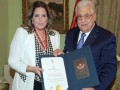  العرب اليوم - الرئيس الفلسطيني يقلد صابرين بوسام الثقافة والفنون تقديرًا لأعمالها