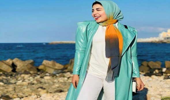  العرب اليوم - أحدث صيحات الموضة من المعاطف السوداء لخريف وشتاء 2023-2024