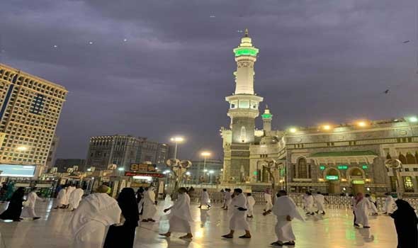  العرب اليوم - هطول أمطار غزيرة على المسجد الحرام وأرجاء المطاف في مكة المكرمة