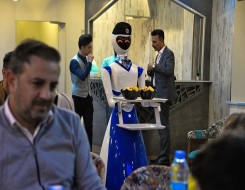  العرب اليوم - روبوتات تقدم الأطباق داخل مطعم في الموصل العراقية