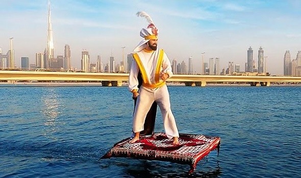 علاء الدين يتجوّل في دبي على بساط سحريّ في مشهد مدهش