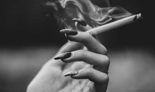 دراسة تؤكد أن التدخين في الطقس السيئ يُسبب أمراضاً خطيرة