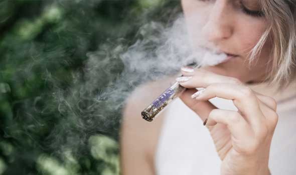 الإقلاع عن التدخين يحسن معدلات البقاء على قيد الحياة للمصابين بسرطان الرئة